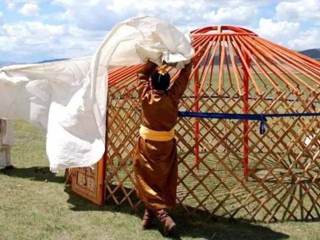 蒙古包搭好后，牧民们在里面铺上厚厚的地毯，在四周挂上镜框和装饰品，十分温馨。
